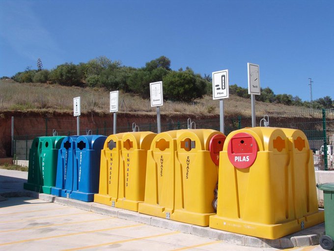Ampliar imagen: fila de contenedores destinados a la recogida selectiva de vidrio papel y cartón, situados en un punto limpio.