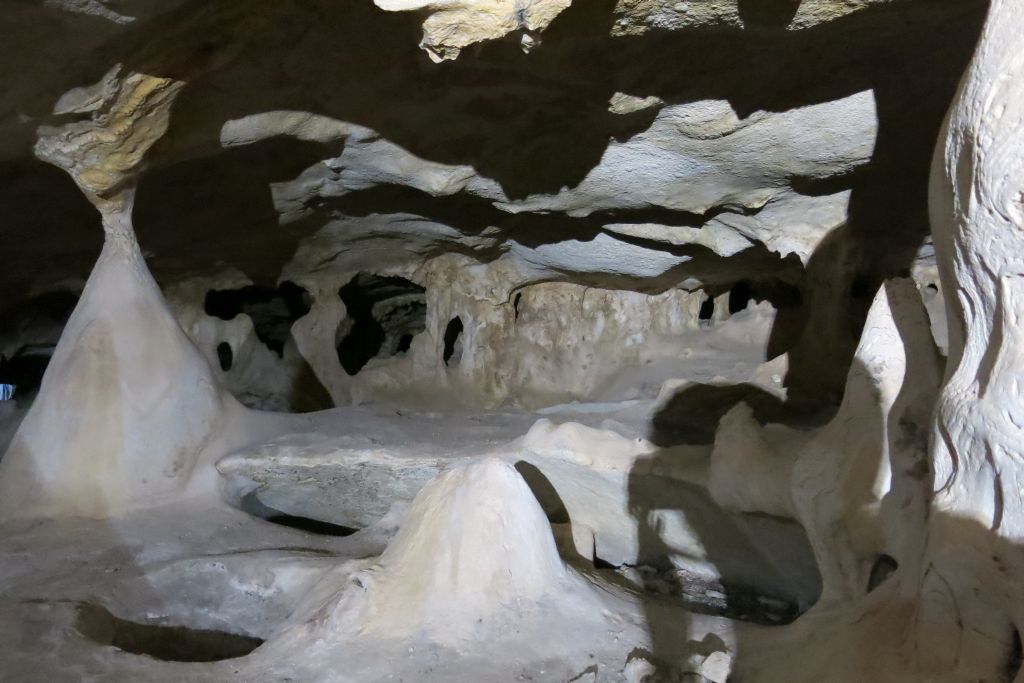Ampliar imagen: cueva de los murciélagos horadada por el agua