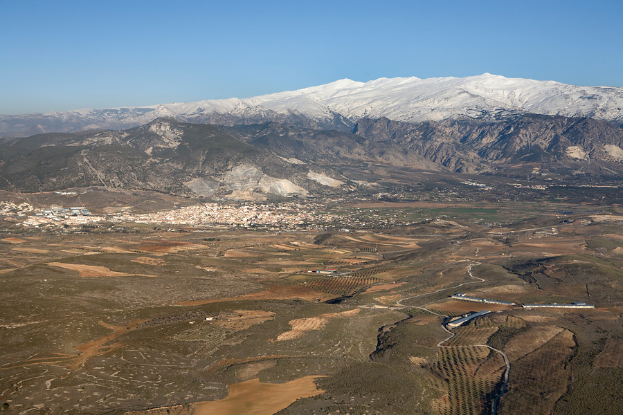 Ampliar imagen: Panorámica de Sierra Nevada al fondo con la ciudad de Granada en primer plano