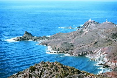 Vista aérea de un acantilado, con el mar de fondo