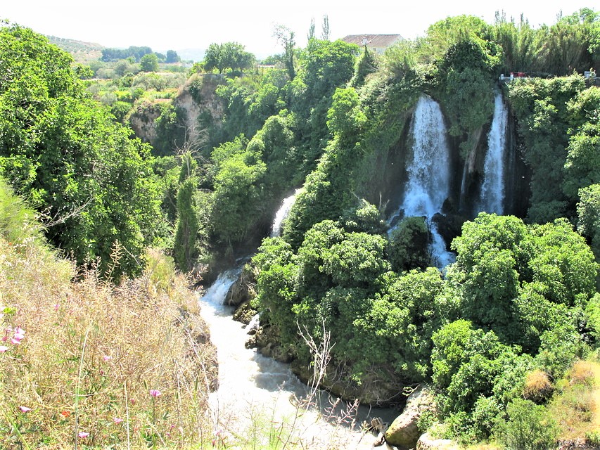 Ampliar imagen: río entre dos pequeños barrancos llenos de vegetación y algunas pequeñas cataratas