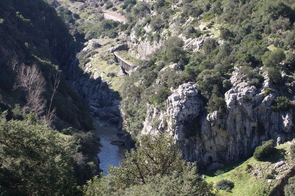 Ampliar imagen: cañón natural de roca con un río en su fondo y vegetación en sus alrededores