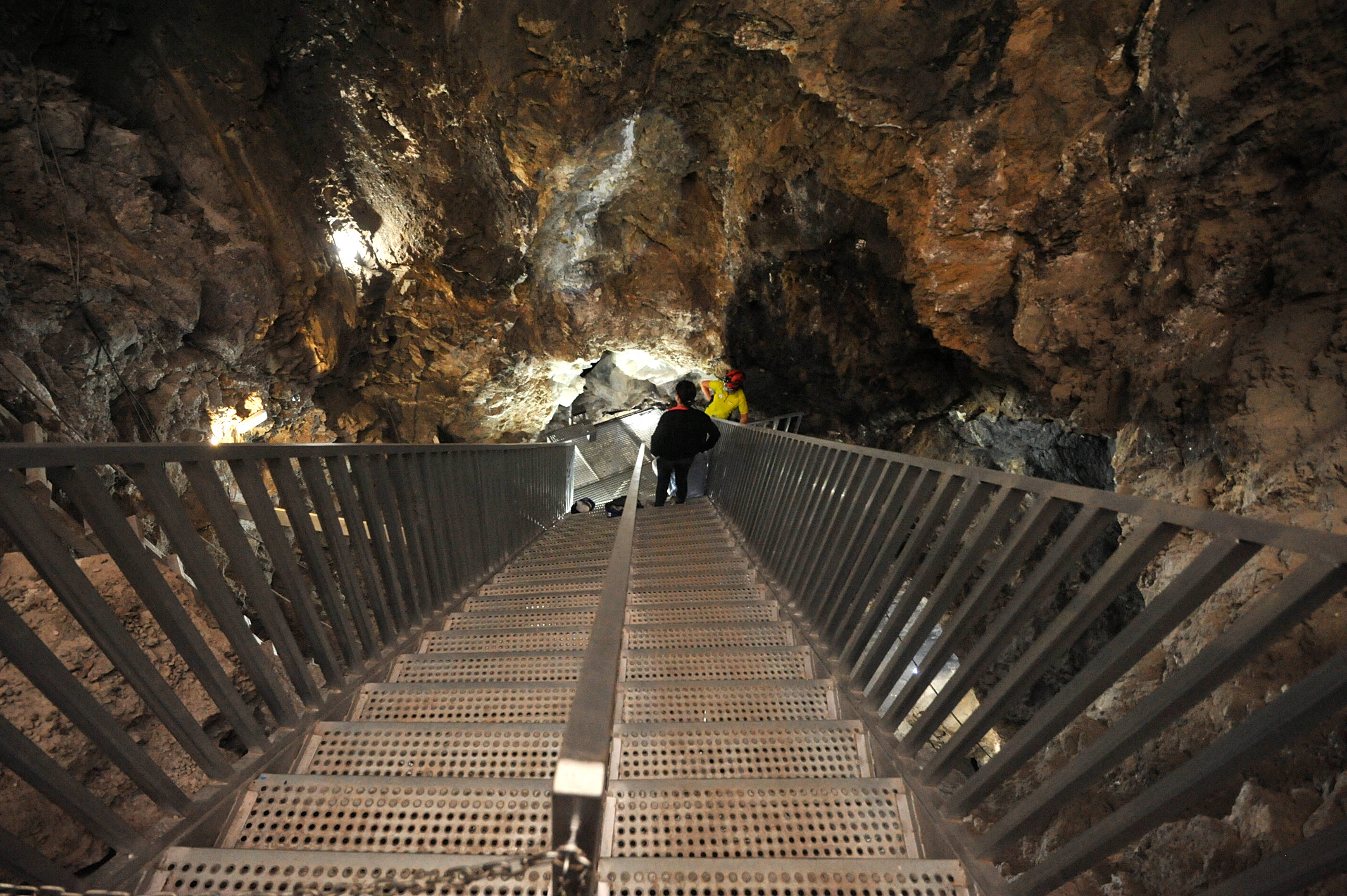 Cueva con una escalera y operarios