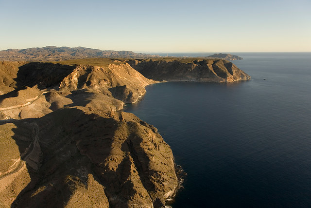 Vista aerea de los acantilados frente al mar en el Parque Natural Cabo de Gata-Nijar