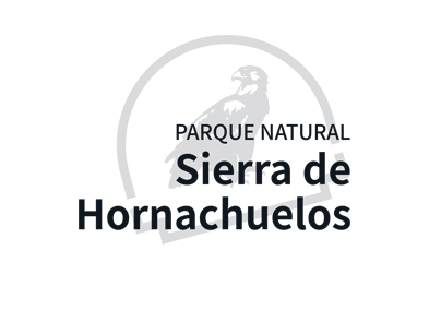 Logotipo del Parque Natural Sierra de Hornachuelos: águila posada, enmarcada por un arco gris