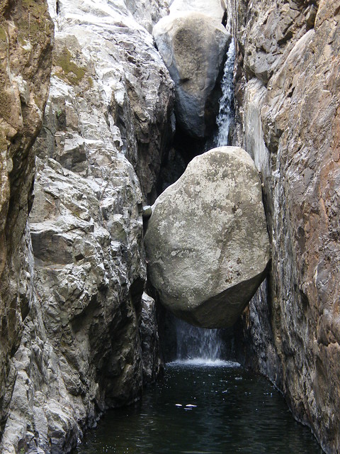 Cascada en Dique, arroyo de la Calzadilla (Almadén de la Plata, Sevilla). Autor: Alberto Gil