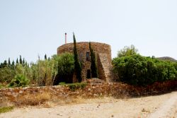 Torre de piedra del Geoparque Cabo de Gata-Níjar