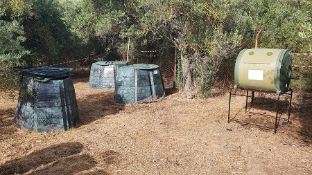 Grupo de composteras en una zona rural