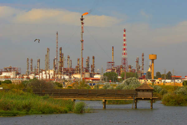 Vista de la Laguna Primera de Palos con complejo industrial de fondo