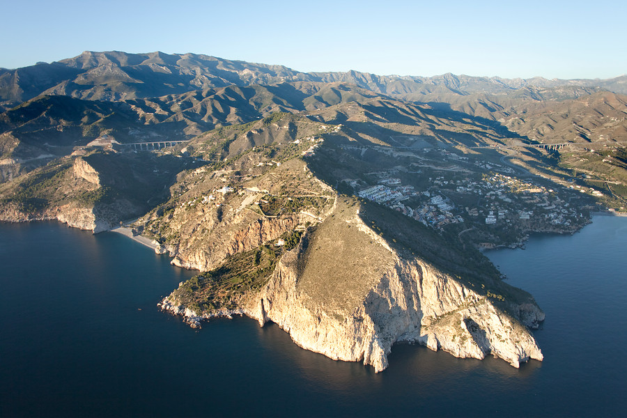 Ampliar imagen: vista aerea de los acantilados del Paraje Natural Acantilados Maro-Cerro Gordo