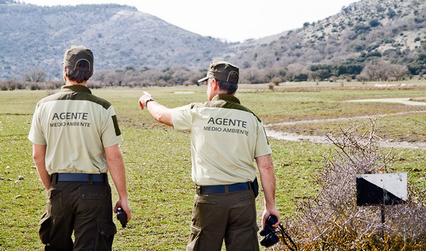 Fotografía de Dos agentes de medio ambiente en el campo.