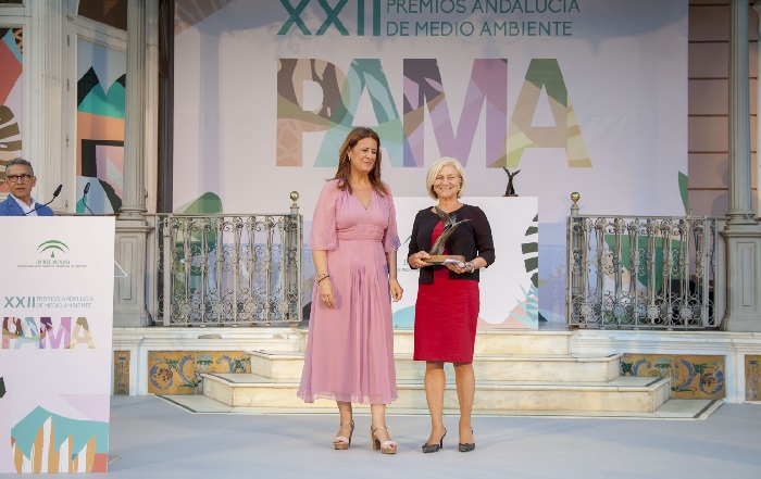 Recoge el premio Dña. Carmén Galán Soldevilla