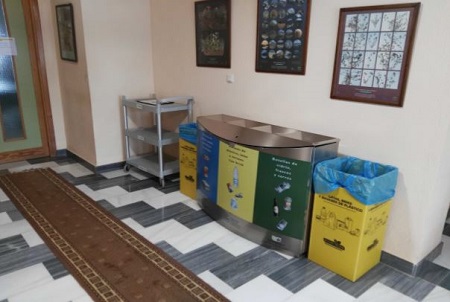 Contenedores de residuos por tipos en instalaciones del centro