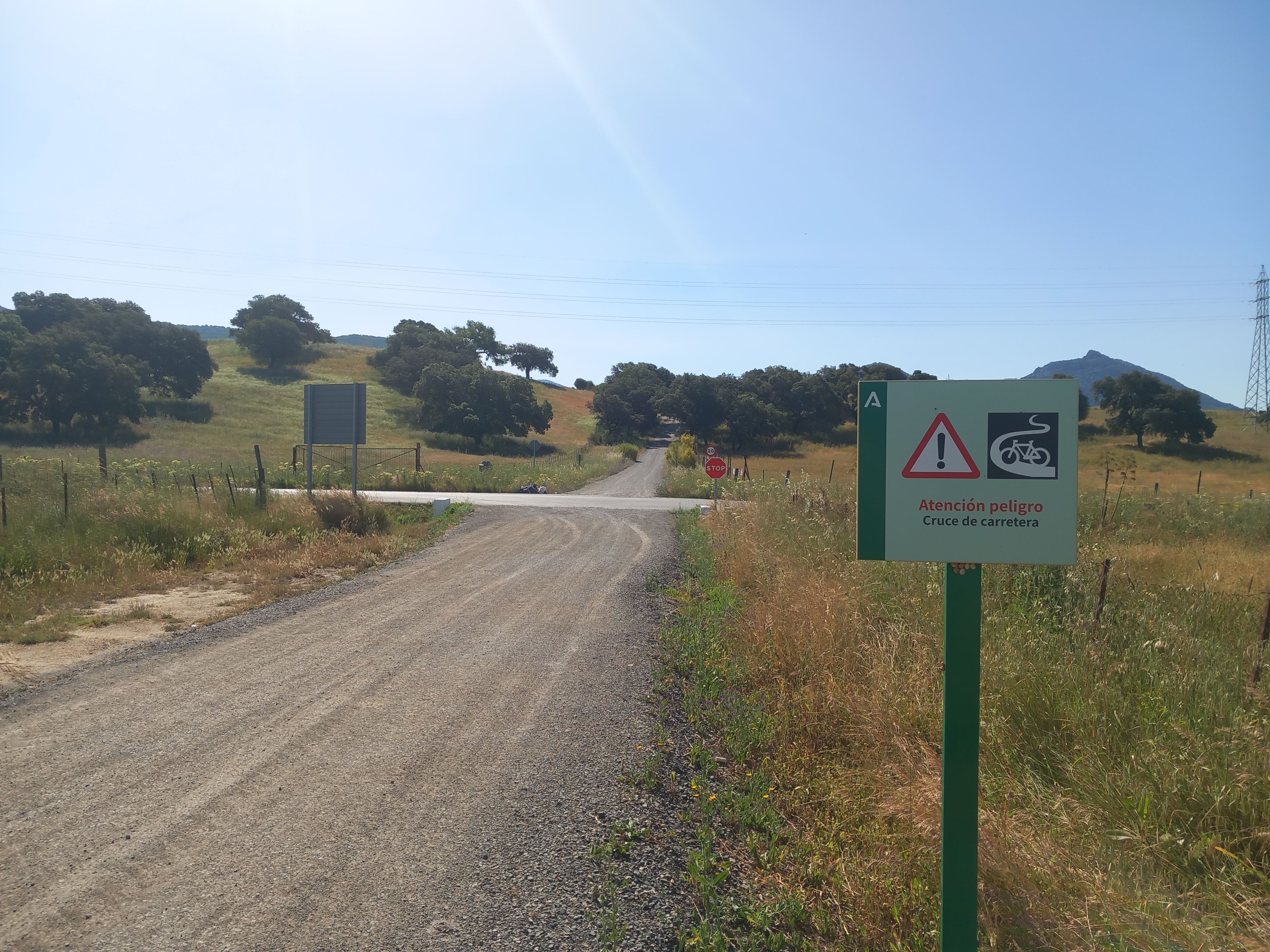 Señal alertando que hay un cruce de carretera 