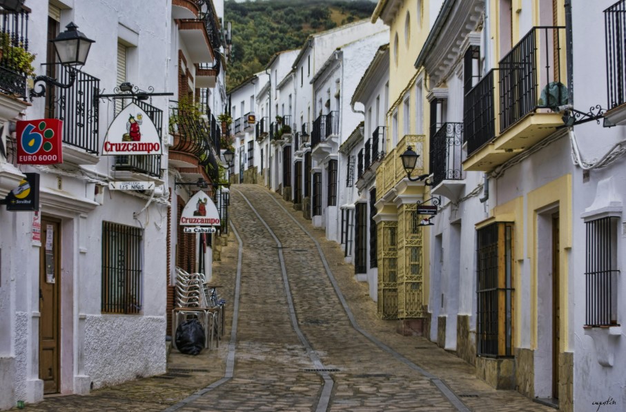Ampliar imagen: calle empedrada de un pueblo blanco de Andalucía
