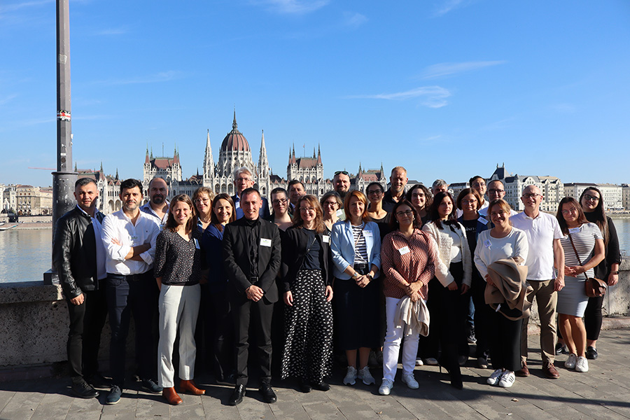Foto grupal en Budapest (Hungría) de todos los socios que participan en el proyecto Interreg Europe CIRCULAR MINDS 