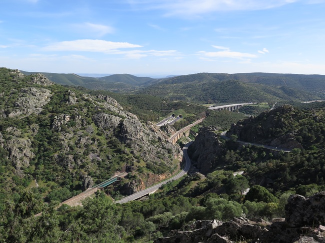 Panorámica de la Sierra de Despeñaperros atravesada por dos carreteras con túneles