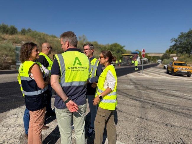 Personal del Servicio de Carreteras de la Junta de Andalucía supervisando obras de asfaltado