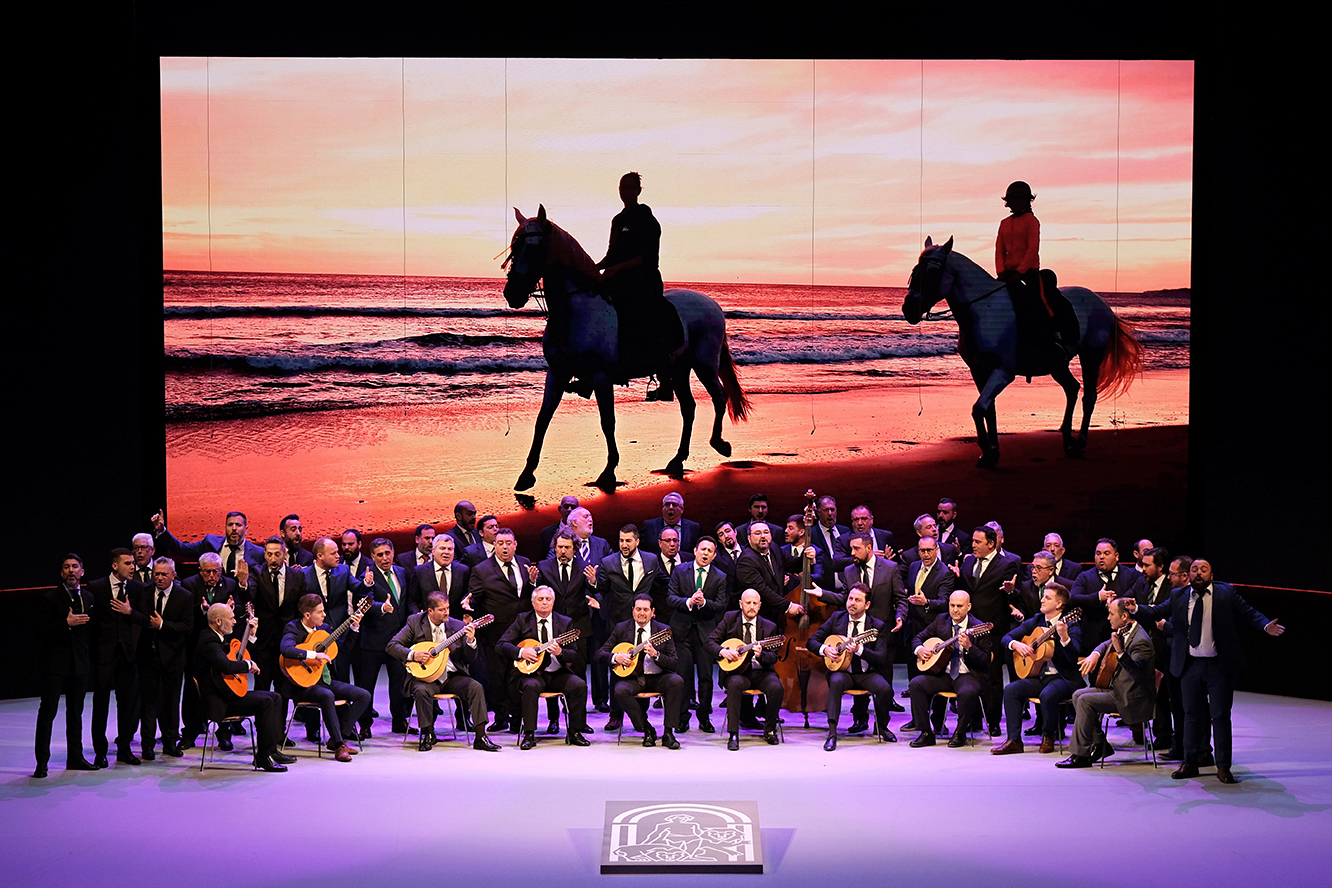 El coro de Julio Pardo realiza al inicio de la Gala una actuación homenaje a su creador, Medalla de Andalucía de las Artes a título póstumo.