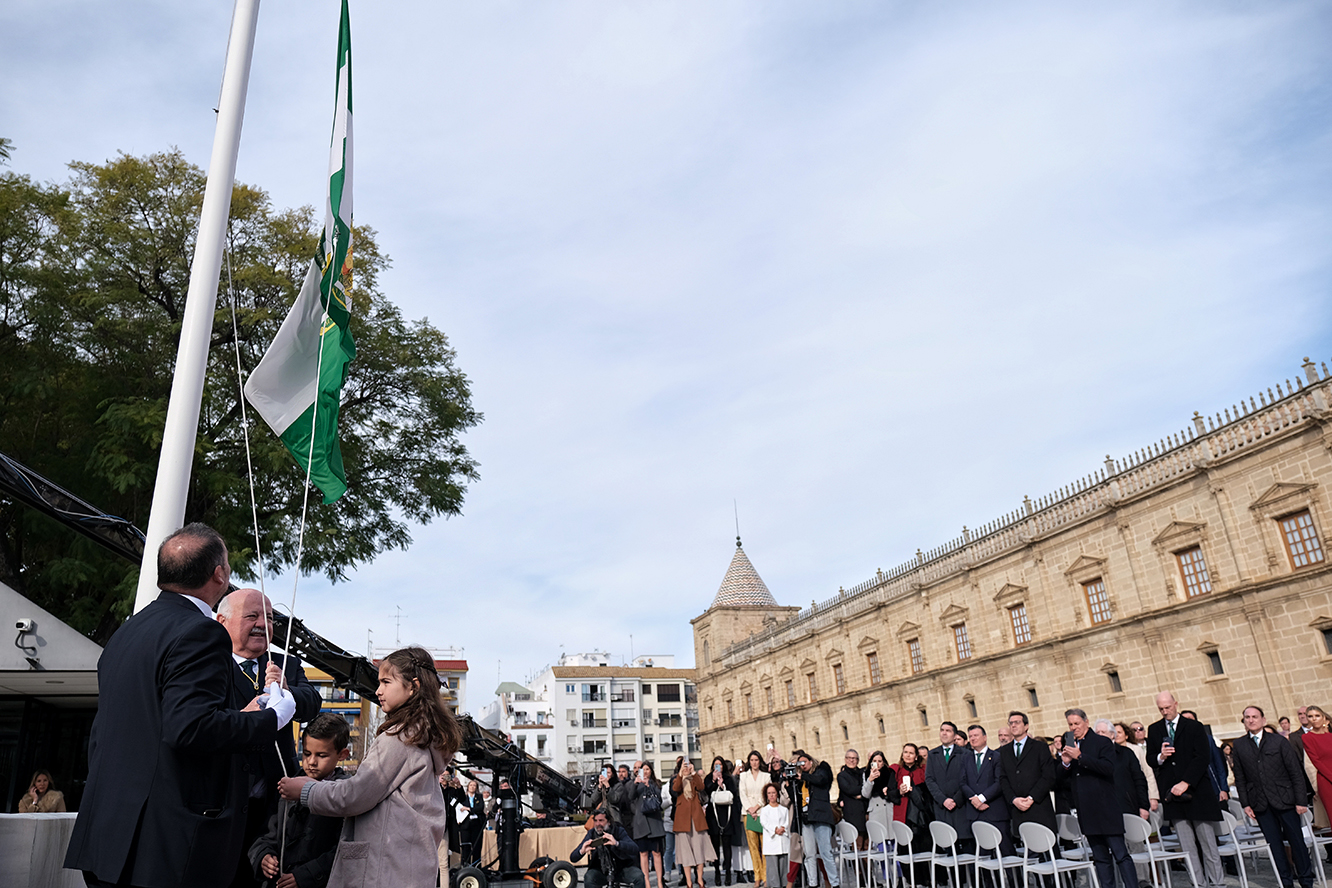 El presidente del Parlamento de Andalucía, Jesús Aguirre, acompañado por una niña y un niño, durante el acto institucional del 28F