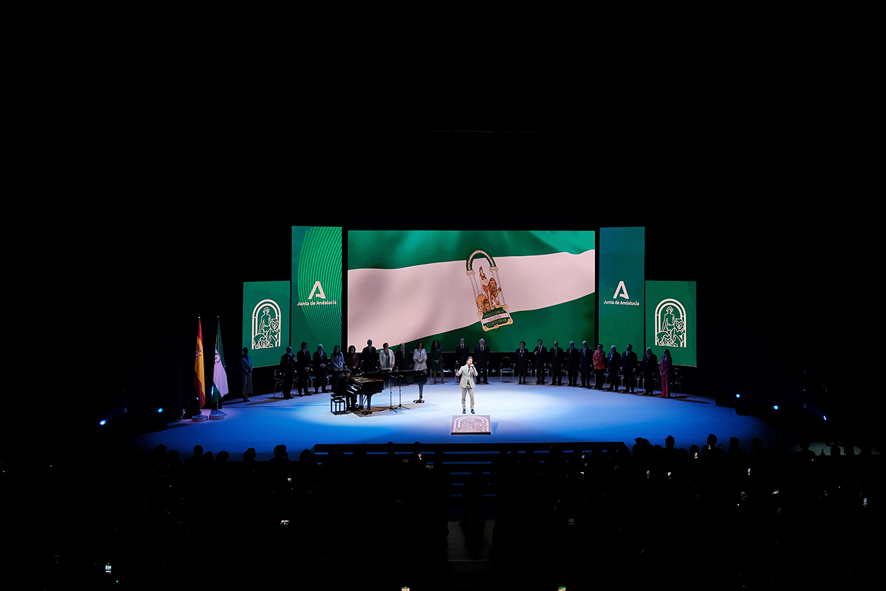 El cantante David Bisbal interpreta el Himno de Andalucía en el escenario.