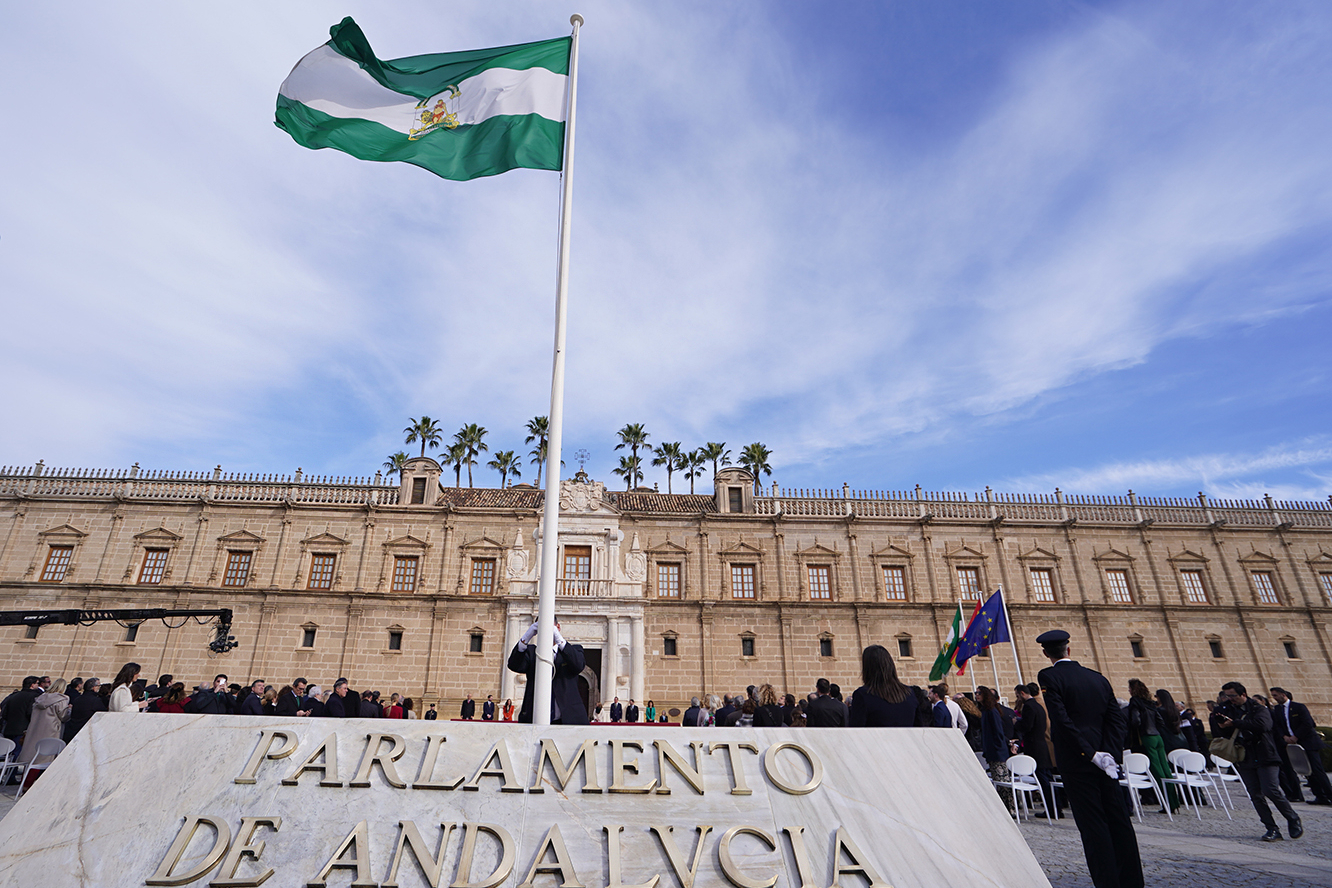La bandera de Andalucía izada en el Parlamento de Andalucía