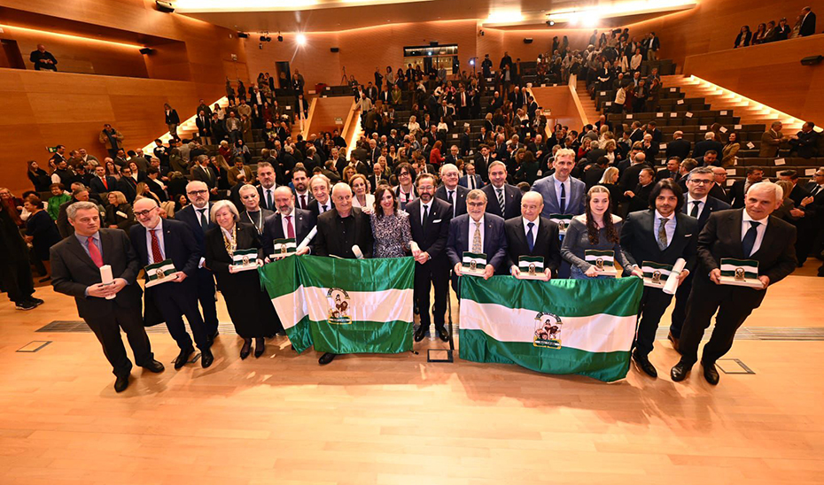 Rocío Díaz distingue a los premiados por el 28F, que representan "una tierra que investiga, cuida, crea, emprende y escucha"