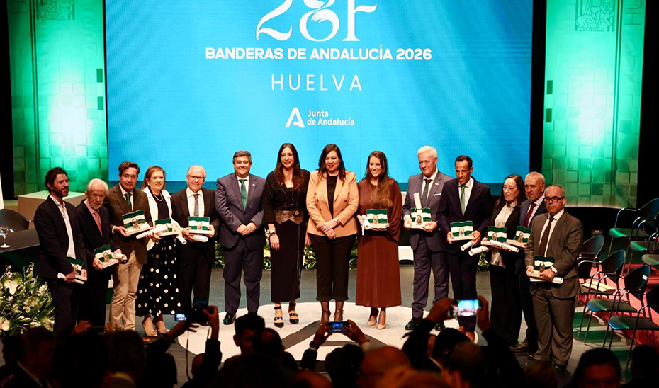 La consejera de Inclusión Social destaca en el acto de entrega de las Banderas de Andalucía la fortaleza del pueblo onubense tras la tragedia de Adamuz