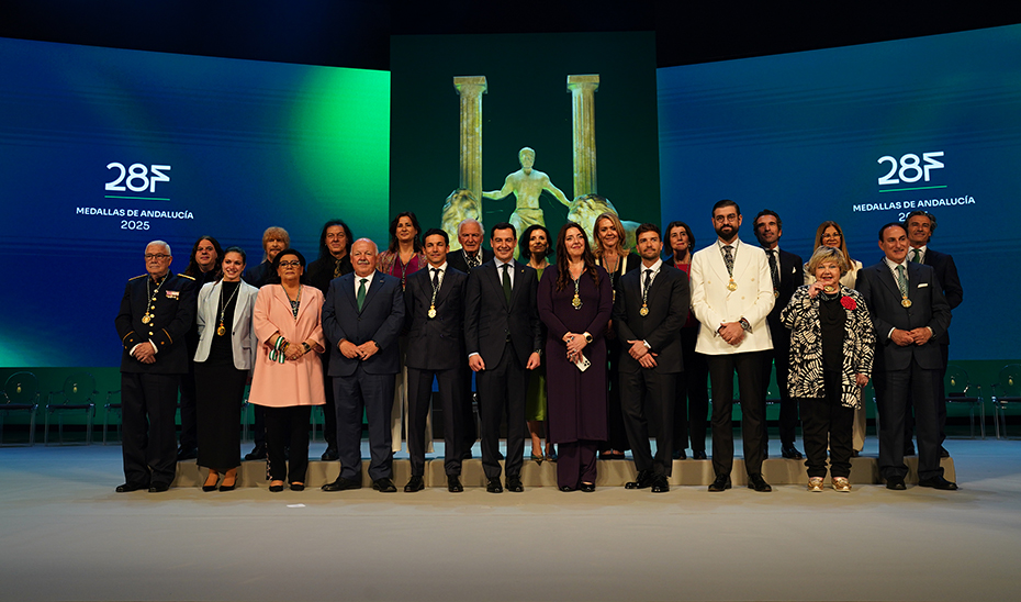 Foto de familia de la entrega de Medallas 2025
