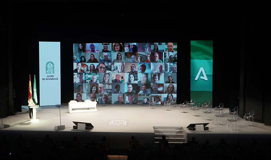 El escenario del Teatro de la Maestranza de Sevilla, al principio del acto, en el momento en que se conectó con las comunidades andaluzas en el exterior.