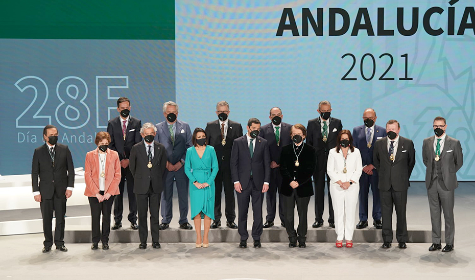Todos los galardonados con las Medallas de Andalucía 2021 posan con el presidente de la Junta, Juanma Moreno, y la del Parlamento de Andalucía, Marta Bosquet, al término del acto.