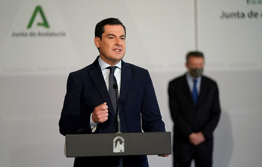 El presidente Juanma Moreno, durante su intervención tras la presentación del cupón de la ONCE para el Día de Andalucía.