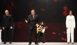 El cantaor Pepe de Lucía, durante la actuación realizada al inicio del acto celebrado en el Teatro de la Maestranza.