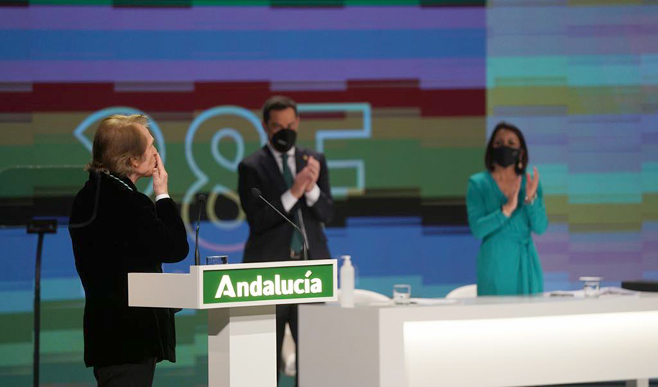 Raphael agradece el reconocimiento como Hijo Predilecto de Andalucía tras dirigir unas palabras en nombre de todos los galardonados.