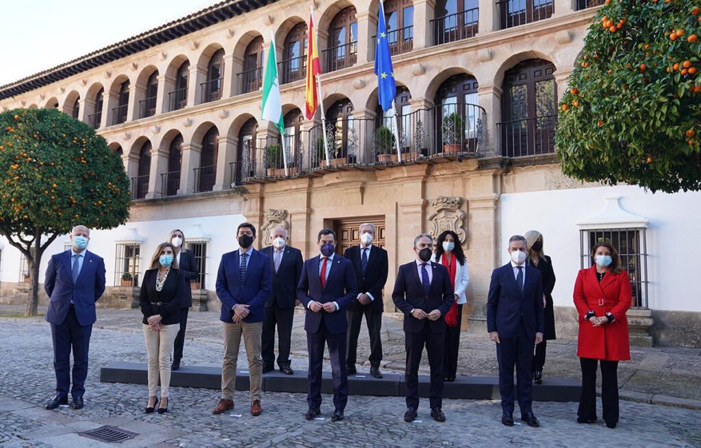 El Gobierno andaluz frente al Ayuntamiento de Ronda, donde se ha celebrado la reunión del Consejo de Gobierno.