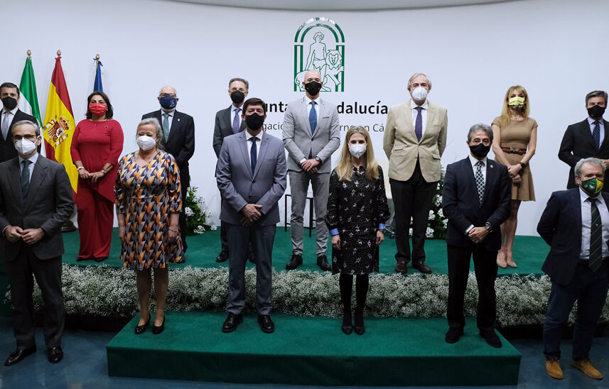 Juan Marín y Ana Mestre, en la foto de familia, con las personalidades distinguidas en Cádiz.