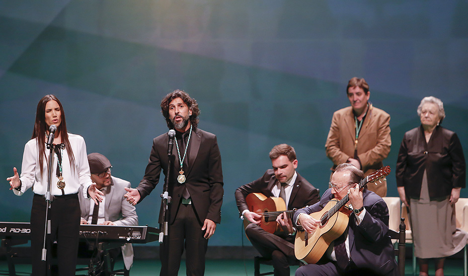 Arcángel e India Martínez cantan el himno durante la gala de entrega de las Medallas de Andalucía en 2017.