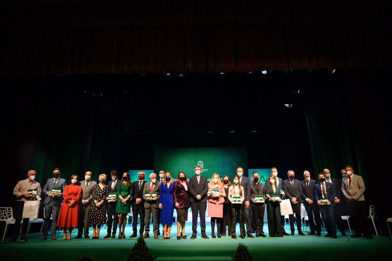 La consejera de Agricultura, Carmen Crespo, con los galardonados con las Banderas de Andalucía en Almería.