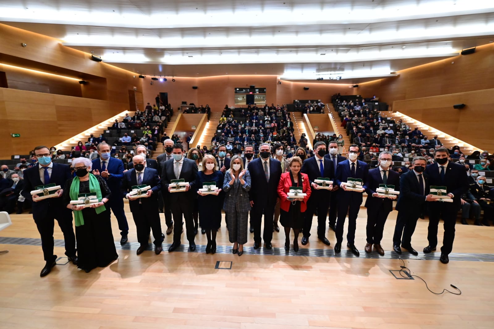 La consejera de Fomento, Marifrán Carazo, con los galardonados en la provincia de Granada.