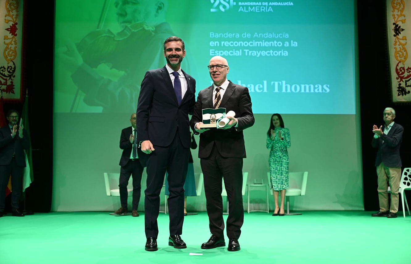 Ramón Fernández-Pacheco entrega la Bandera de Andalucía en reconocimiento a la Especial Trayectoria a Michael Thomas, director de la OCAL.