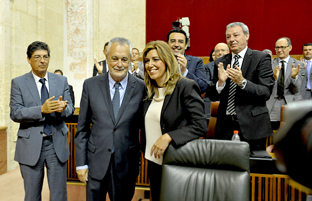 Susana Díaz recibe la felicitación del Parlmento tras ser investida por la Cámara autonómica presidenta de la Junta de Andalucía.