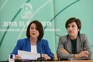 María José Sánchez Rubio y Sandra García, durante la presentación del presupuesto de la Junta en Granada.