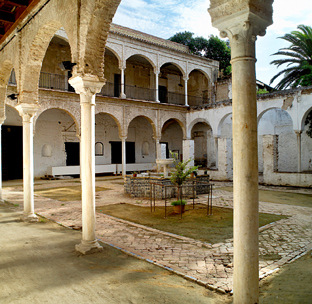 Claustro del Convento de Santa María de los Reyes, en Sevilla.