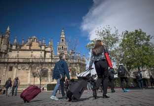 Turistas a su llegada a Sevilla.