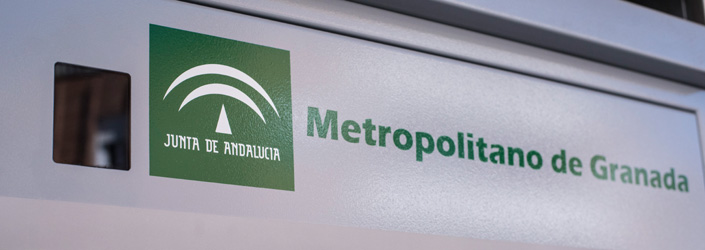 Logo del metro de Granada en una de las máquinas dispensadoras.