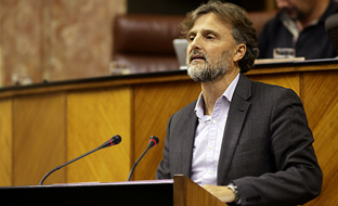 José Fiscal, ante el Pleno del Parlamento.