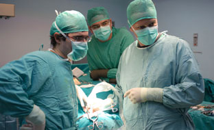 Cirujanos en el quirófano.