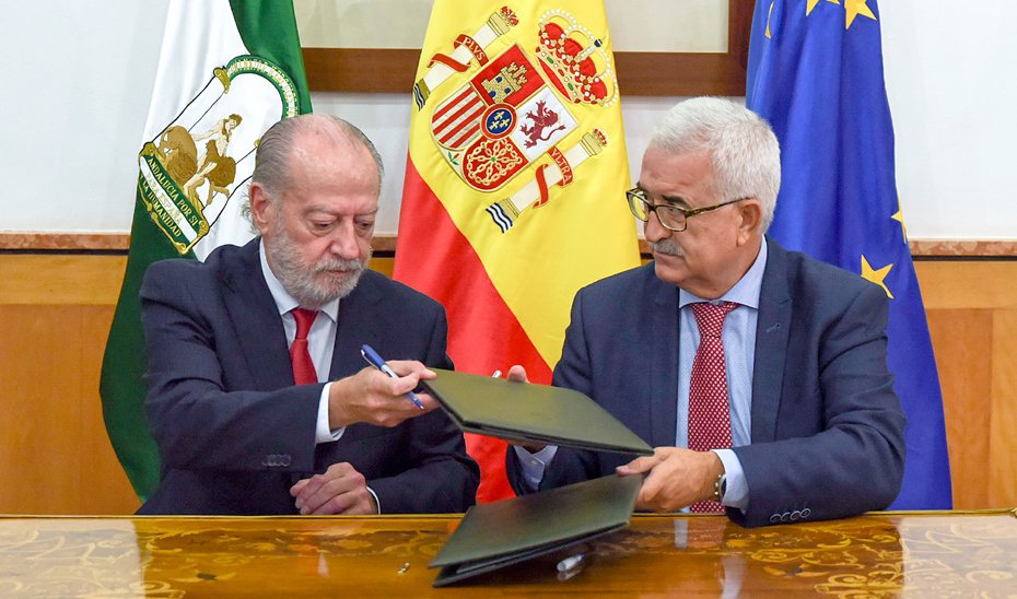Rodríguez Villalobos y Jiménez Barrios durante la firma del protocolo.