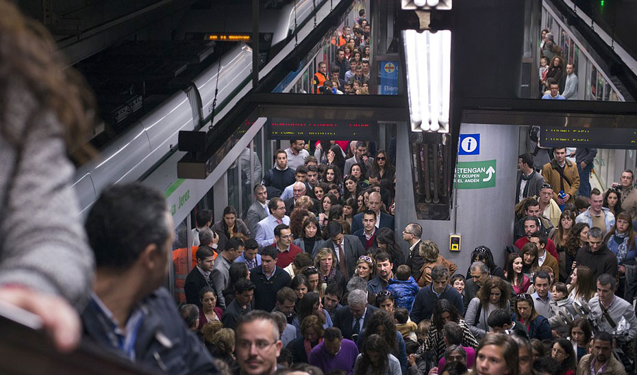 Usuarios del metro de Sevilla en una hora punta.