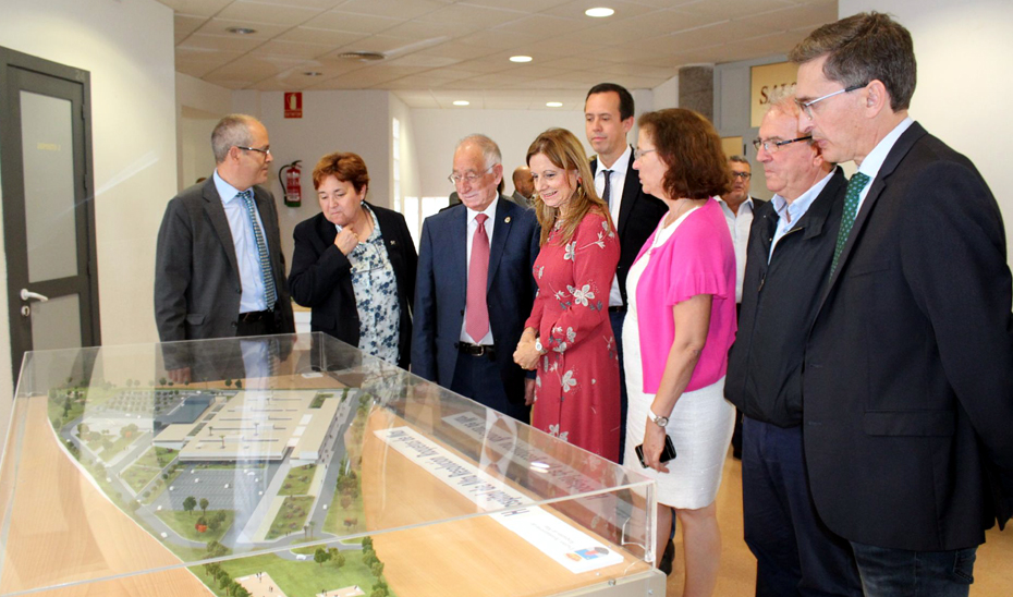 Marina Álvarez ha asistido a la firma del convenio de colaboración entre el SAS y el Ayuntamiento de Roquetas de Mar para la construcción de un Hospital de Alta Resolución. 